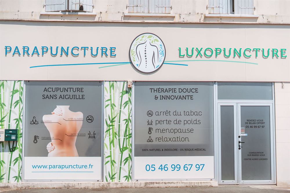 Devanture du centre Parapuncture de Rochefort, avec son enseigne.