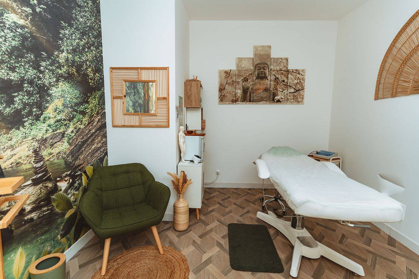 Cabine de soin d'un centre Parapuncture : fauteuil, table de soin et décor apaisant.