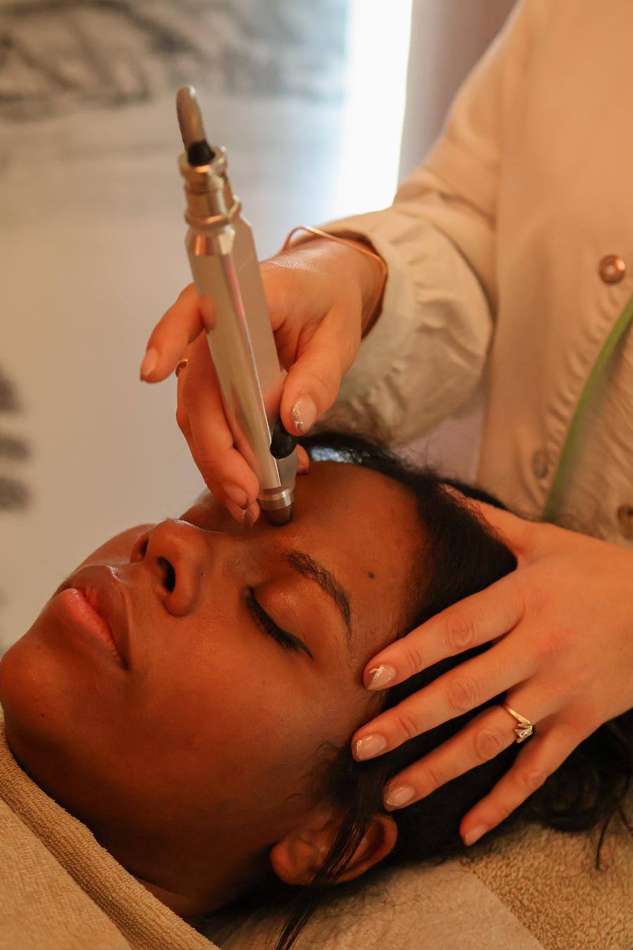 Séance de luxopuncture : stimulation d'un point réflexe du visage au stylet lumineux.